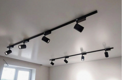 Натяжной потолок в современном интерьере с архитектурной подсветкой от Brain & Home.