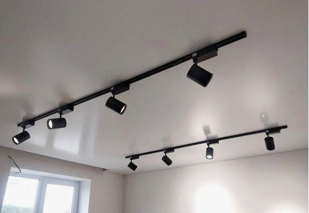 Натяжной потолок в современном интерьере с архитектурной подсветкой от Brain & Home.